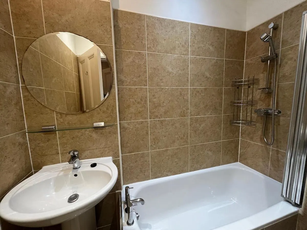 Bright 3 Bedroom Edinburgh City Apt