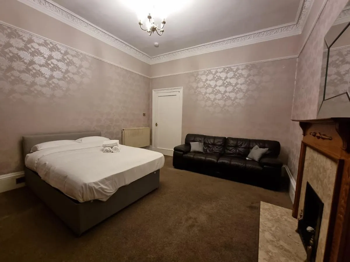 Bright 3 Bedroom Edinburgh City Apt 0*,