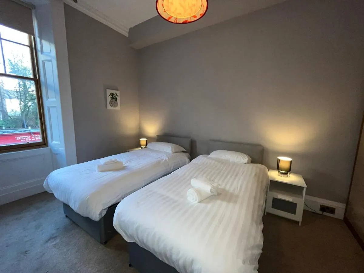 Bright 3 Bedroom Edinburgh City Apt